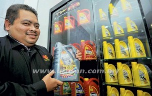 Mohd. Fadhil Kamaruddin menunjukkan minyak baharu semi synthetic Buraq Lube ketika di temui di Kuala Lumpur, semalam. - UTUSAN/SAIFUL BAHARI ASHARI