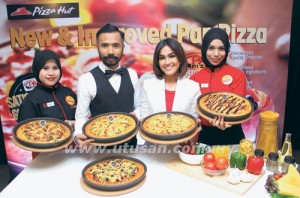 DUA selebriti terkenal, Elfira Loy (dua dari kanan) dan Wak Doyok menunjukkan menu piza baharu iaitu Meat Lover's Pesto, Pesto Chicken dan BBQ Chicken yang dilancarkan di Kuala Lumpur, semalam.