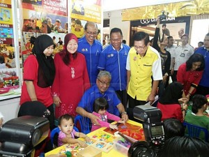 Hasan Malek bermesra dengan kanak-kanak Tadika Sunshine semasa program francais di Kota Kinabalu, Sabah, baru-baru ini. 