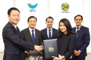 SPC managing director Hur Jin-Soo exchanges the MOU document with Naza Corp Holdings Sdn Bhd director of F&B group Nur Nadia SM Nasimuddin. Looking on are (from left) SPC chairman Hur Young-In, Naza executive chairman SM Nasarudin SM Nasimuddin and deputy executive chairman SM Faliq SM Nasimuddin