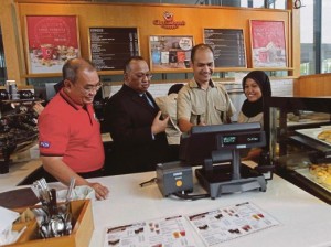 Ahmad Shalimin (dua dari kiri) pada Majlis Pembukaan Gloria Jean’s Coffees cawangan Putrajaya. 