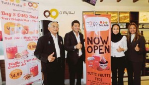 IZHAM Hakimi (dua dari kiri), Nur Diana (dua dari kanan) dan Mohd Latip (kiri) pada majlis perasmian kafe O’ My Buns!.