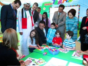 Raja Muda Perlis, Tuanku Syed Faizuddin Putra Jamalullail (tengah duduk) melayani sebahagian daripada kanak-kanak yang mengikuti didikan awal di Alnuballa Smart Reader Kids Nursery yang terletak di Mohammed bin Zayed City di Abu Dhabi. - Foto Bernama