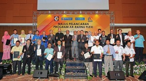 Hasan Malek (tengah belakang) bergambar bersama penerima surat perasmian Ar-Rahnu Flexi pada majlis pelancaran Program Ar-Rahnu Flexi di Menara Kembar Bank Rakyat di Kuala Lumpur, semalam. – utusan/Abdul Razak Latif 