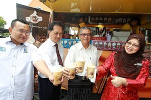 Badruddin Amiruldin (dua, kanan), Sharifah Hashim (kanan), Zainal Azman Abu Seman (dua, kiri) dan Ketua Penolong Pengarah Kanan Bahagian Francais KPDNKK, Ismainur Hadi Amat Baheron menunjukkan KopieSatu di Kuala Lumpur, semalam.