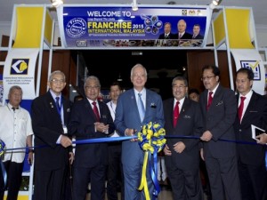 Najib (tengah) merasmikan Francais Antarabangsa Malaysia 2015 di Pusat Dagangan Dunia Putra hari ini.  - Foto Bernama