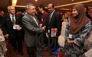Ahmad Bashah Md. Hanipah bersalaman dengan sebahagian ahli Persatuan Francais Malaysia diiringi Mohd. Latip Surrugi (kiri) di Kuala Lumpur, semalam. utusan/Roy Azis Abd Aziz