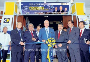 Najib (tengah) merasmikan Pameran dan Persidangan Francais Antarabangsa Malaysia 2015 di PWTC, Kuala Lumpur semalam. Hadir sama Hasan (tiga dari kiri) dan Ahmad Bashah (tiga dari kanan).
